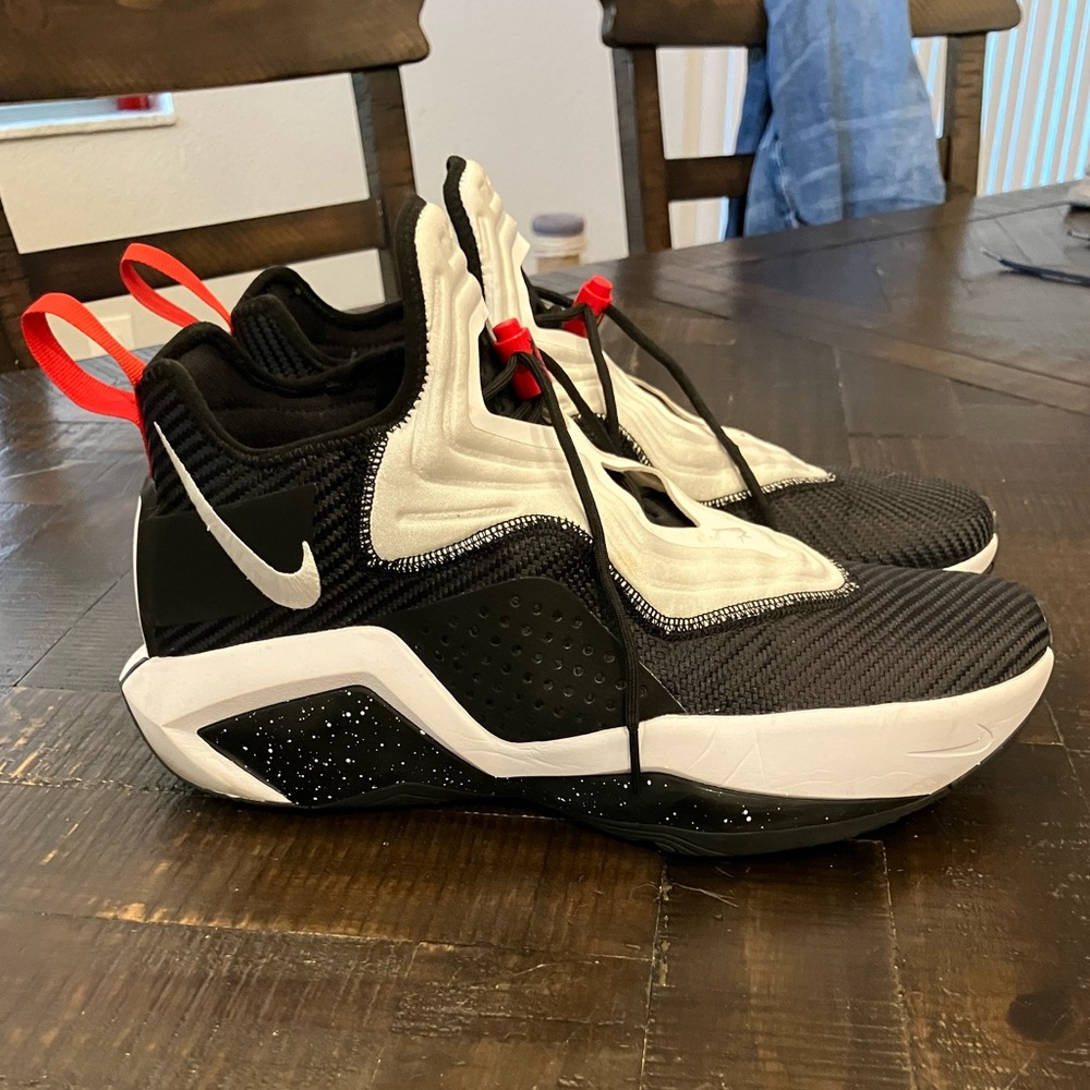 Nike Mens Lebron Soldier XIV Basketball Shoes